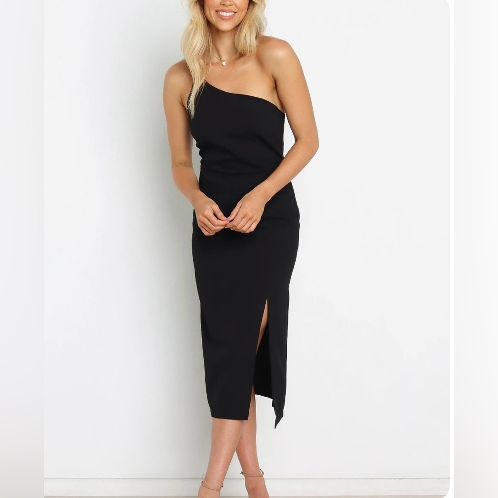 NWT Petal & Pup Xiomar Cocktail Dress - Black One Shoulder Midi With Slit